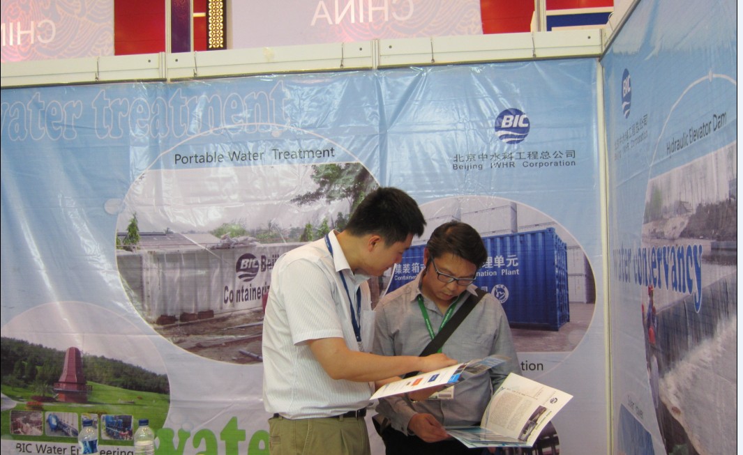 中水科咨询师在水展中为咨询人员详细介绍水处理产品
